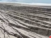 世紀末的光景。地震の影響で砂浜に不気味な亀裂