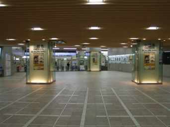 計画運休に伴い、普段はにぎわうターミナルも閑散としていた（画像はイメージ、Lover of Romanceさん撮影、Wikimedia Commons