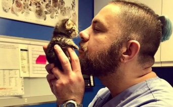 猫とヒゲメンは相性が良い？ヒゲメンが子猫たちを救い相思相愛となるまで。