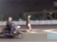 車道の真ん中を歩く女性。電動バイクの男性は、何も気づかずに通り過ぎていった