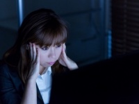 働く女子の嘆き！　仕事で一番苦痛に感じるコト「板ばさみの立場」「暇すぎてやることがない」