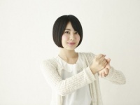 狙ってる男性にはこれを試して！　ドキッとさせる女性のしぐさ4つ