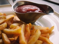 ポテトにはケチャップ！だけど沖縄以外では...(barnimages.comさん撮影。flickrより）
