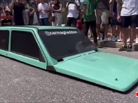 シャコタンの最終形態か？世界で最も車高が低い車。だがちゃんと走る