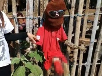 男性を狙う邪悪な女幽霊を撃退するため、巨根をもつカカシを作り、男性に女装をさせるタイの村