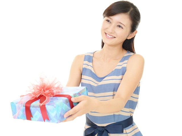 プレゼントを贈る女性