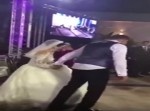 結婚式で新郎新婦がプールに飛び込み→　新婦に緊急事態発生！