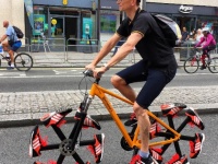 一応走れるっぽい。ロードレースに出場したタイヤがランニングシューズになった自転車（英ロンドン）