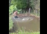 魚を捕るために池に入っていく男性。　→この後とんでもない事態に。