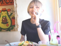 大人気ジェンダーレスモデル・とまんの謎めいた一日に迫る密着映像が話題に