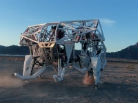 ガンダムのモビルスーツとか言われちゃってるし。レース用に作られた4脚メカの外骨格スーツが海外で話題に