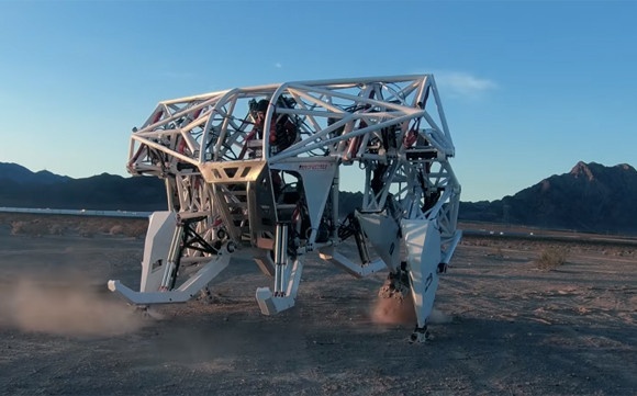 ガンダムのモビルスーツとか言われちゃってるし。レース用に作られた4脚メカの外骨格スーツが海外で話題に