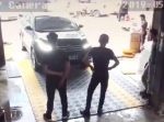 この後、全く予想外の理由により男性たちが転倒してしまう。