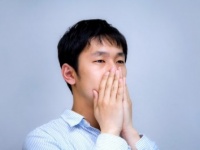 「オナラが臭い」VS「口が臭い」、許せない女性はどっち？　86%の男性意見は……