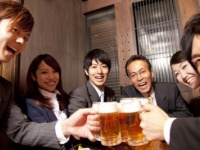会社の飲み会が苦手……親睦を深める話題選びのポイント