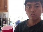 成功しても無表情な男！　後ろ向きでコップを投げる技が凄い！