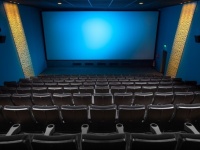 犬好きにはたまらない！　犬同伴でワインを飲みながら映画が見られる映画館がオープンしていた件（アメリカ）