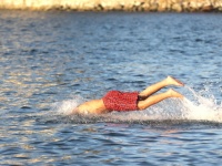 ​ロシアで氷点下の中寒中水泳が行われる。健康にいい