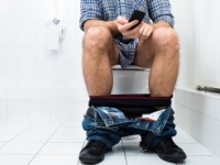 やん、汚～い！　彼氏が遊びに来た時にトイレを座って使ってほしいと「言える」or「言えない」？