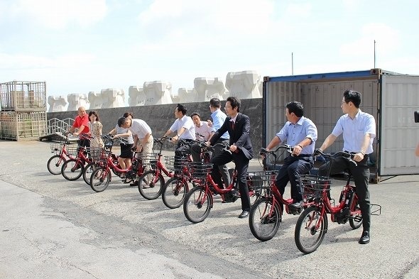 港に並ぶシェアサイクル