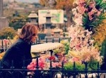 忘れない…。hideの命日に花をたむけたYoshikiが新曲を宣言
