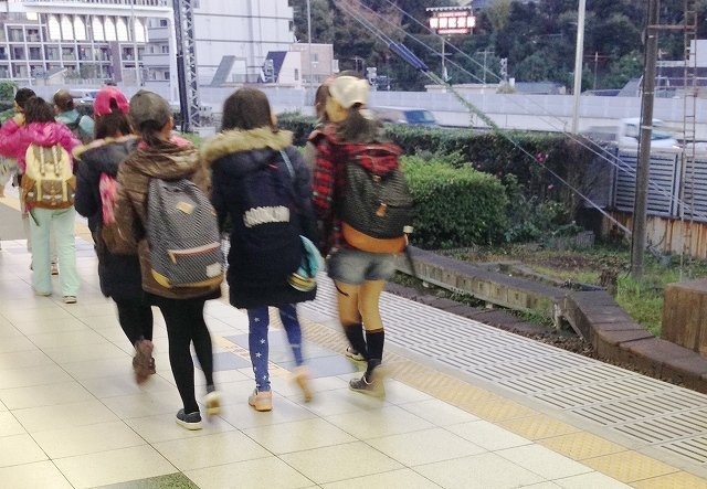 横並びはやめようよ（画像はイメージ）