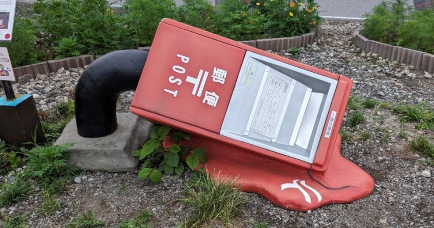 あまりの暑さで！？　栃木で〝溶けたポスト〟激写され「もう駄目だおしまいだ」「ダリの絵みたい」の声