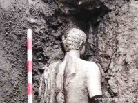 ブルガリアの古代下水道でほぼ完全なギリシャ神、ヘルメス像が発見される