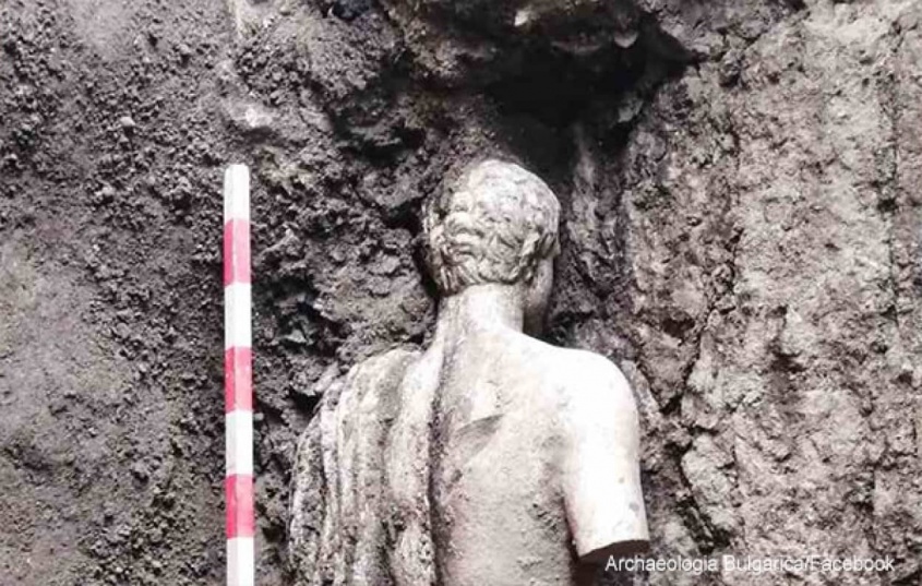 ブルガリアの古代下水道でほぼ完全なギリシャ神、ヘルメス像が発見される