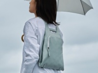 まるで手ぶら。軽さが特徴のバックパックに撥水レザーモデルが新登場