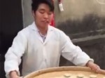 中国の屋台のお兄さん、凄技で女子の人気者になる