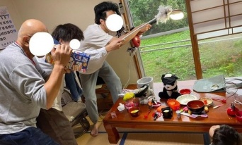 2歳児のごっこ遊びに「まさかの役」で全力参戦　ノリが良いにも程がある叔父・祖父・父に称賛の声「最高すぎ」「毎日が楽しそう」