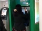 【中国】ＡＴＭをひとりじめし続けた女、ボコられる