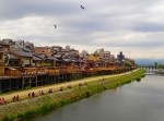 【衝撃】鴨川の河川敷にリア充に混じって“あの人たち”が座っていたんだが…