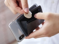 取り外しも簡単！　スマホに装着できるスマートな財布が新登場