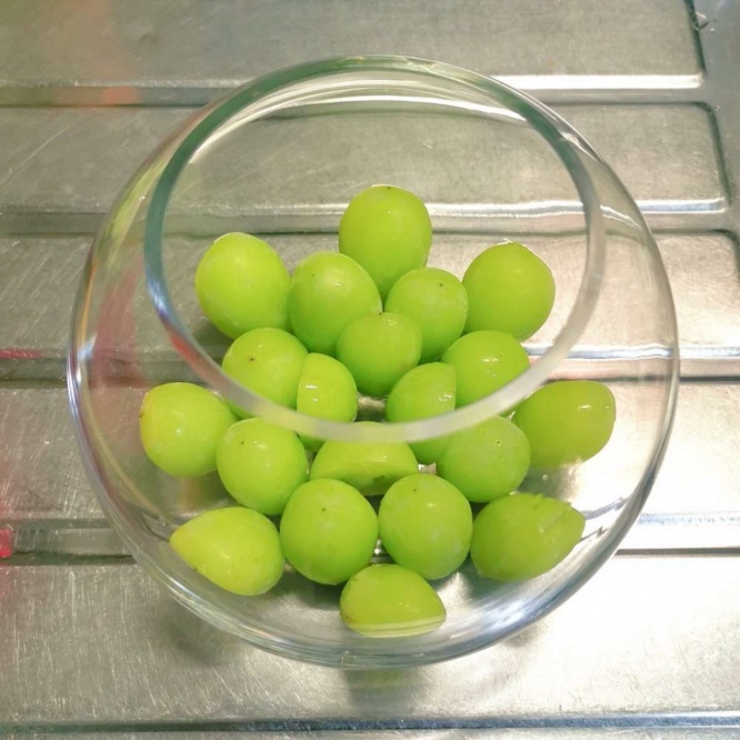 ボールにひたすら敷き詰める（画像はキュア農家＠precure_farmerさん提供）