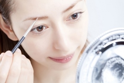 トレンドの「太眉メイク」の種類別に、書き方のコツを解説