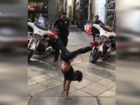 7歳の少年と警察官のキレッキレなダンスバトルが勃発！SNSで大反響（アメリカ）