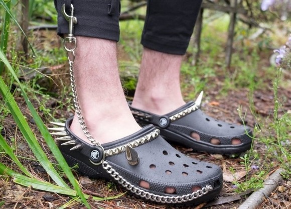 攻撃力・防御力が2ぐらい上がる、エモいクロックスサンダル「ゴス・クロックス(Goth Crocs)」が販売されている件
