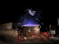 謎めいた液体や歯が入った「魔女のボトル」が煙突から発見される（イギリス）