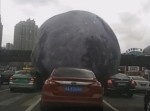 巨大な月が街を襲撃する事例が中国で発生！