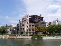 おりづるタワー（画面中央右）と原爆ドーム（Taisyoさん撮影、Wikimedia Commonsより）