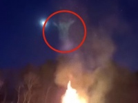 ムーンライトマジック！月明かりに照らされた炎からゴーストが召喚される。更にその後ろを歩く男性はタイムループ？