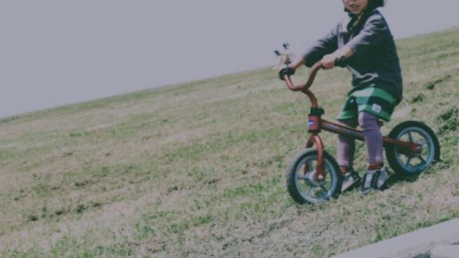 子供たちと外遊びをしていたら...（画像はイメージ）