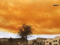 オレンジ色の雲があたり一面を覆う。スペインの終末的光景を作り上げた原因は化学工場爆発事故だった。