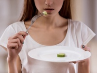 摂食障害による激やせは心停止による突然死に至るリスクが（shutterstock.com）