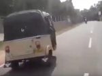 前方の車がフラフラしてる…？ → その後驚愕の行動に出た！