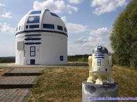 見晴らしの良い大地に巨大なR2D2が立つ。スターウォーズの世界を閉じ込めたドイツの天文台