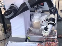アイス、食べまっか？顔なしロボットが淡々とアイスを配るというシュールな光景（アメリカ）