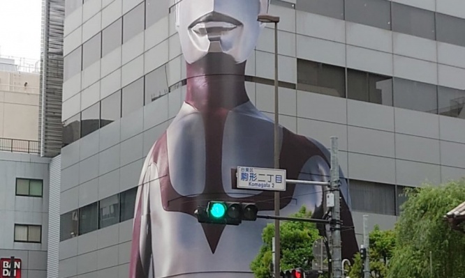 シン・ウルトラマンに「アレ」は無いはずでは...？　バンダイ本社と信号機の絶妙な位置関係に歓声「スゲー」